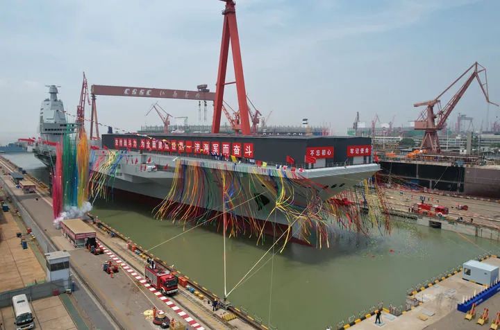 八萬(wàn)余噸！電磁彈射！福建艦下水命名